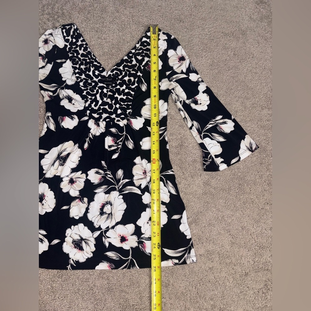 White House Black Market Top
Womens Black Double V Neck Floral
Blouse Size XXS - Picture 8 of 11
